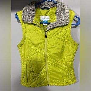 Cute green vest size is S brand is Columbia